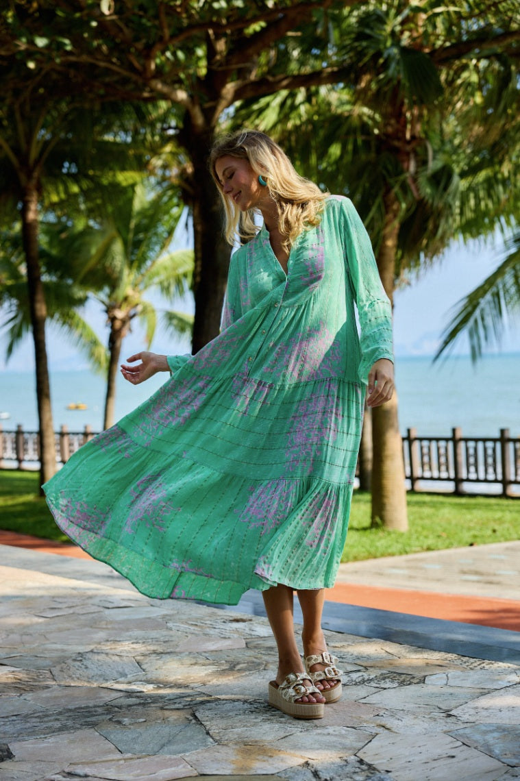 Fluidna haljina srednje duljine s tankim naramenicama, izblijedjeli stil