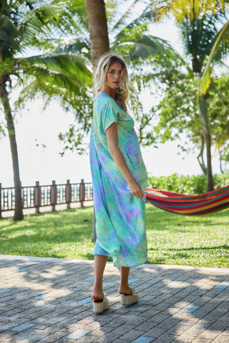 Duga haljina s vezom na leđima