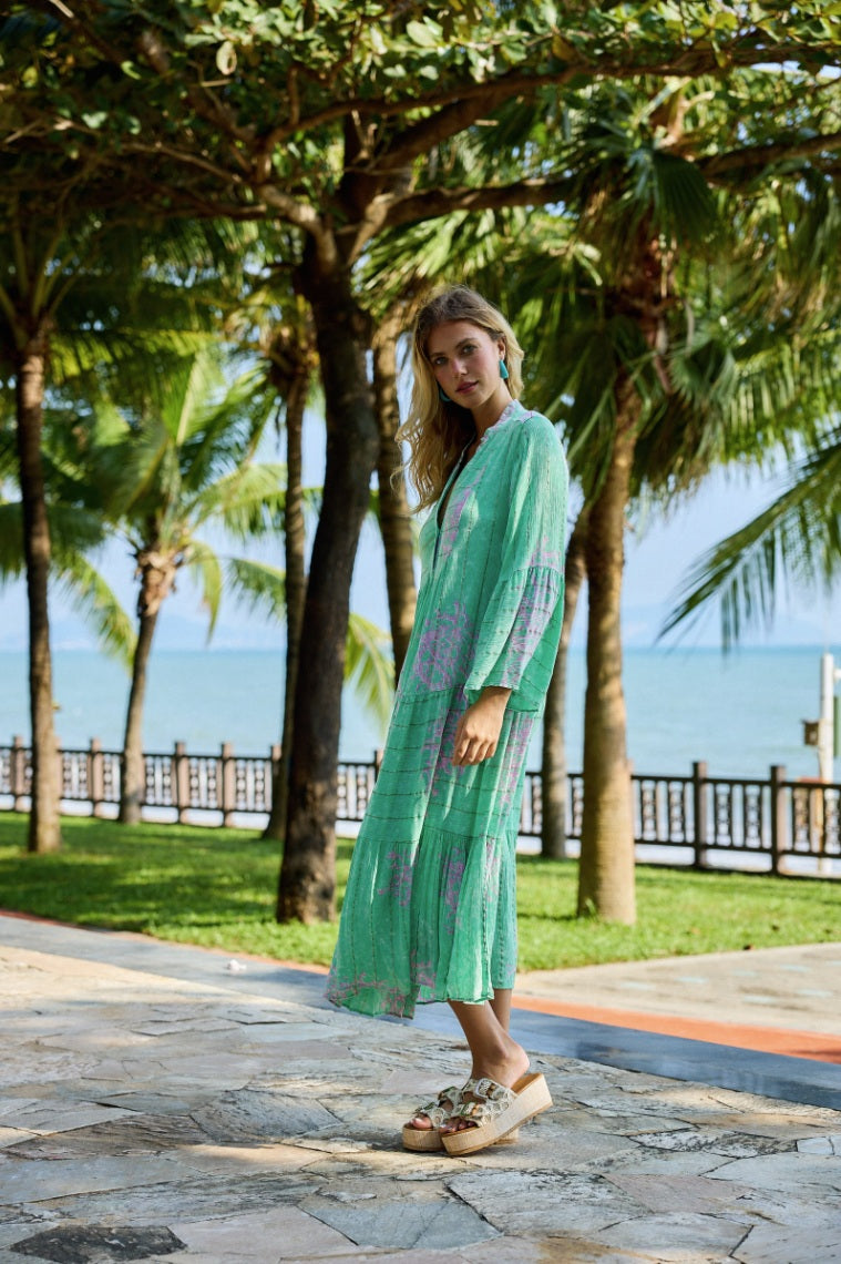 Fluidna haljina srednje duljine s tankim naramenicama, izblijedjeli stil